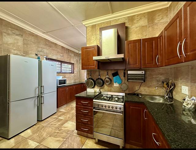 4 BEDROOM HOUSE FOR SALE IN MEER EN SEE